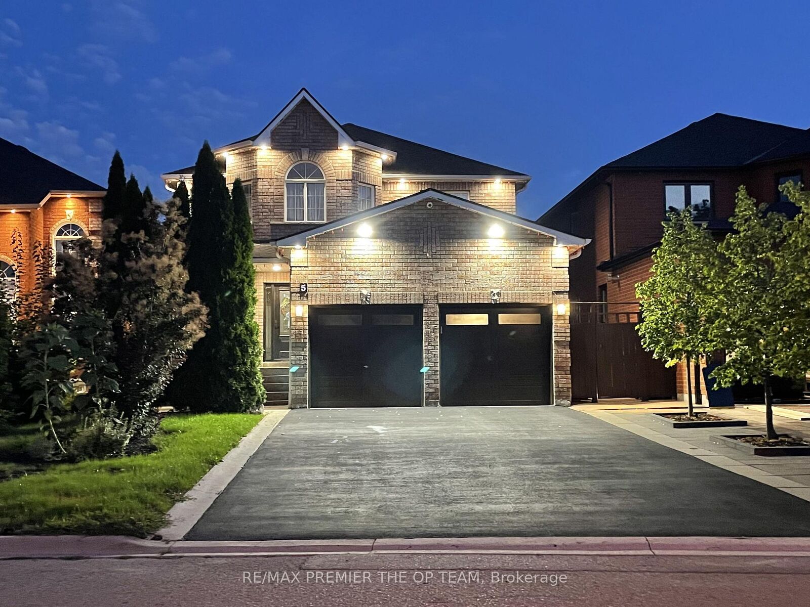 Property Photo:  5 Southbury Manor Drive  ON L7E 1X7 