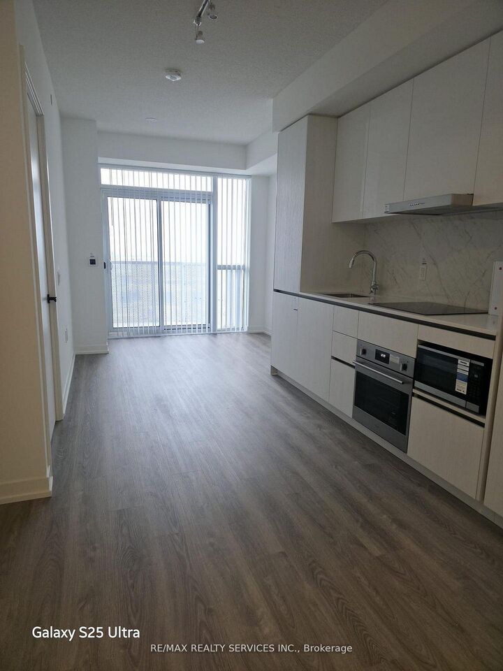 Property Photo:  8 Interchange Way 1708  ON L4K 5Z7 