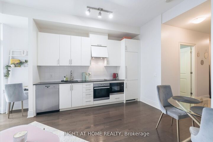 Property Photo:  23 Glebe Road W 918  ON M5P 0A1 