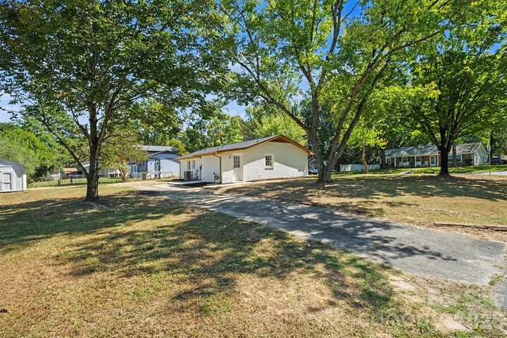 Property Photo: 3801 Hillock Court NC 28215