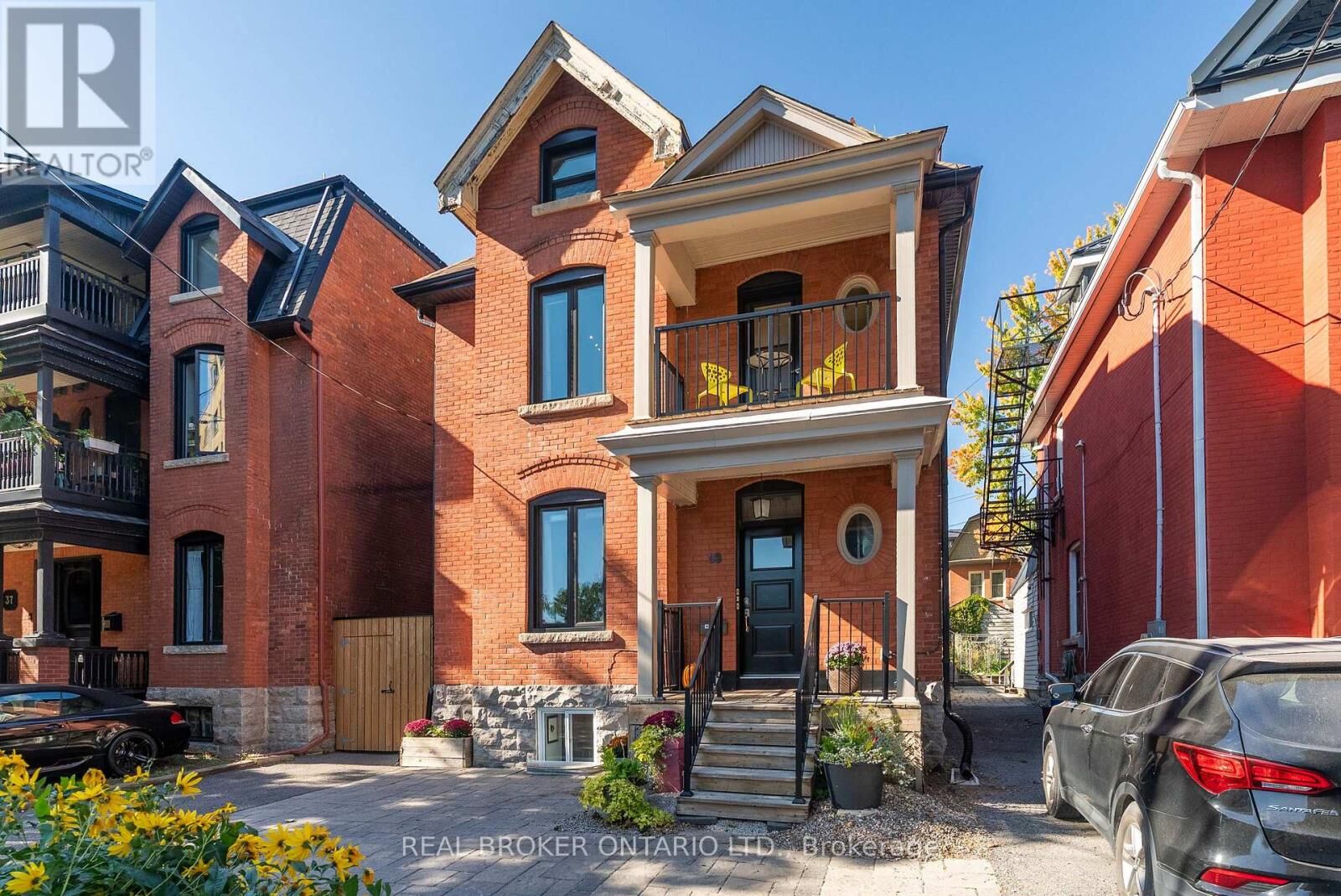 Property Photo:  33 Argyle Avenue  ON K2P 1B3 
