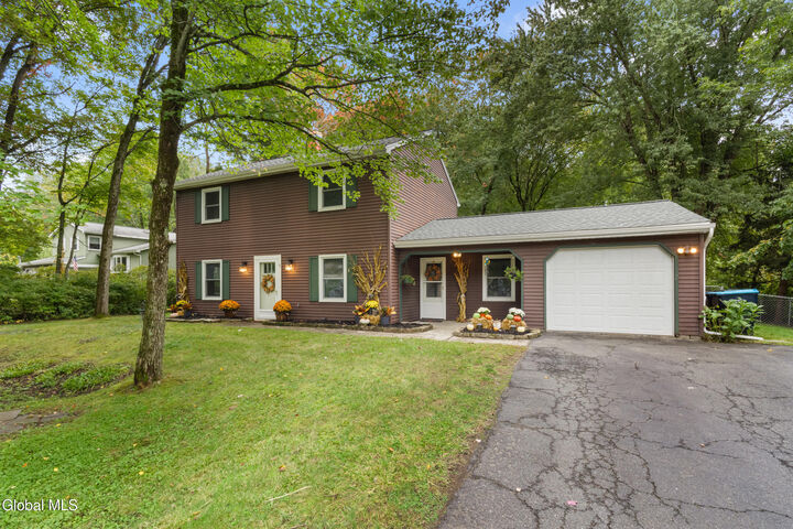 Property Photo:  5 Huntwood Drive  NY 12065 