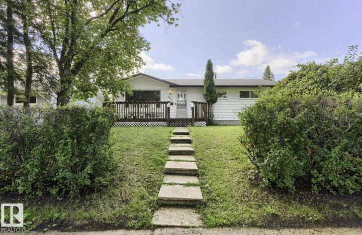 Property Photo:  6221 44B Avenue  AB T4V 0B5 