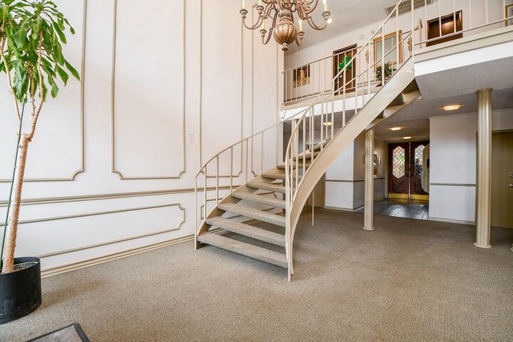 Property Photo:  2824 Briarhurst Drive 9  TX 77057 