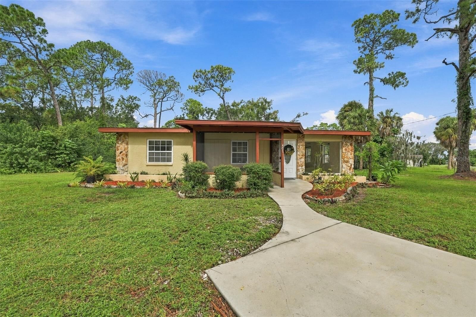 Property Photo: 407 7th Street SW FL 33570