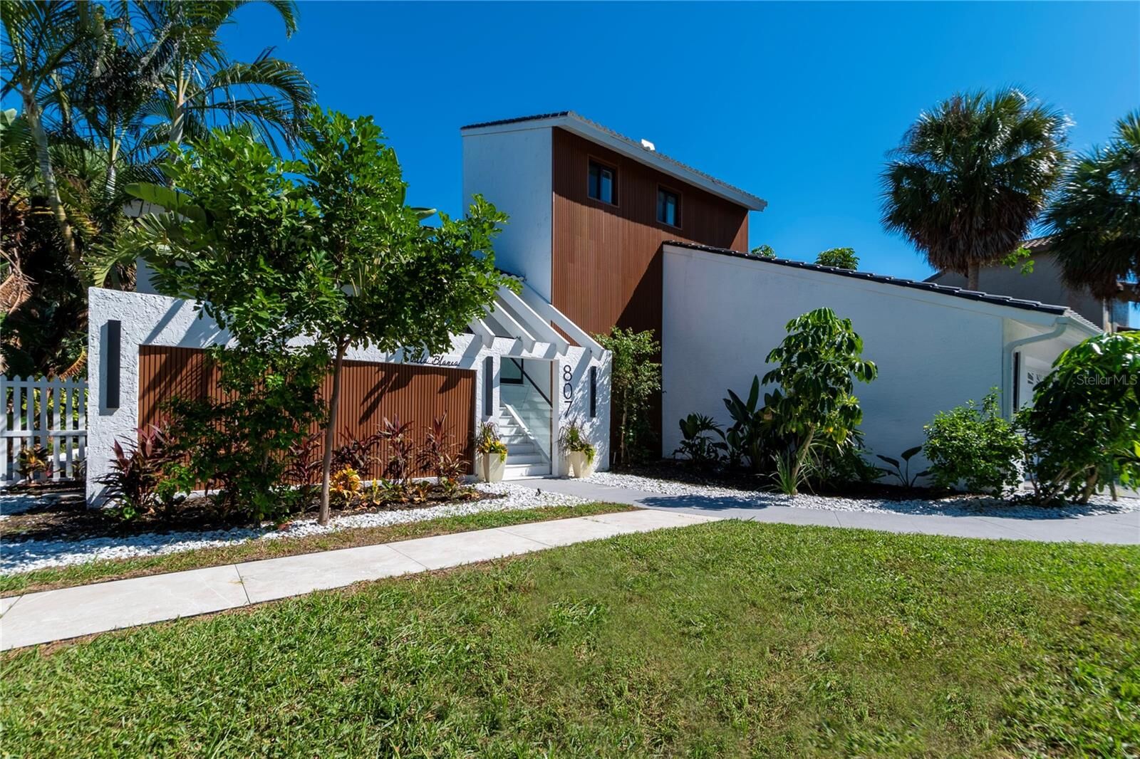 Property Photo:  807 2nd Avenue S  FL 33715 