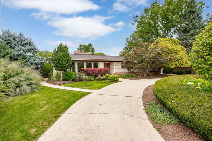 Property Photo:  12 Meadowood Drive  IL 60523 