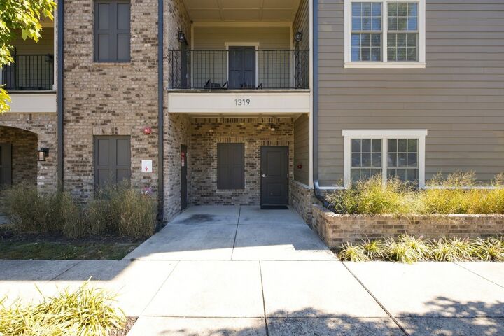 Property Photo: 1319 W Main St 207 TN 37064