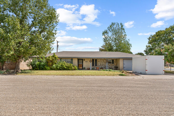 Property Photo:  1813 S Ave A  NM 88130 