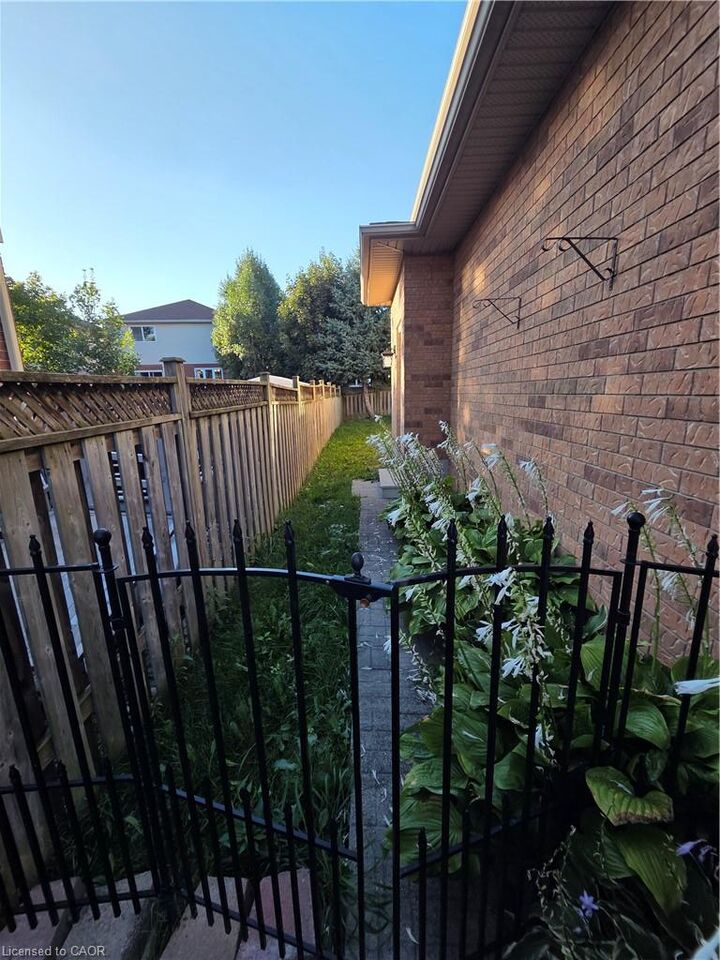 Property Photo:  264 Holbeach Court Lower  ON N2J 4Y7 