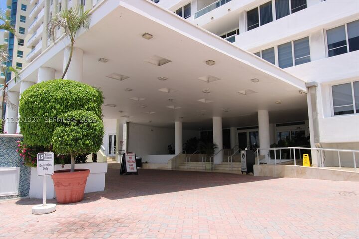 Property Photo:  5005 Collins Ave 1118  FL 33140 