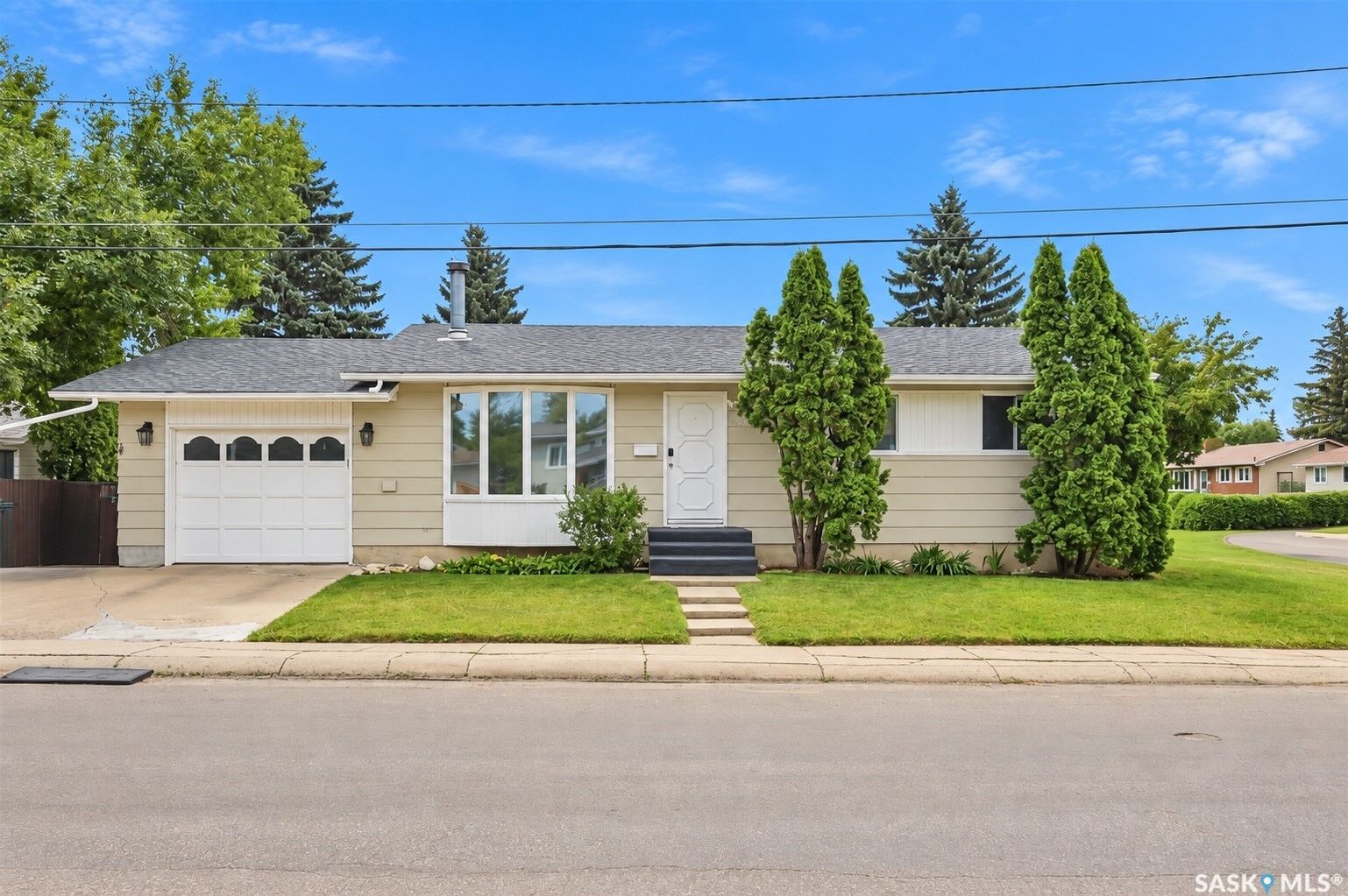 Property Photo:  1535 Laura Avenue  SK S7N 2R8 