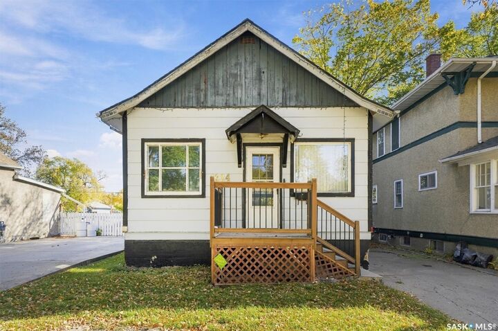 Property Photo:  1224 B Avenue N  SK S7L 1G3 
