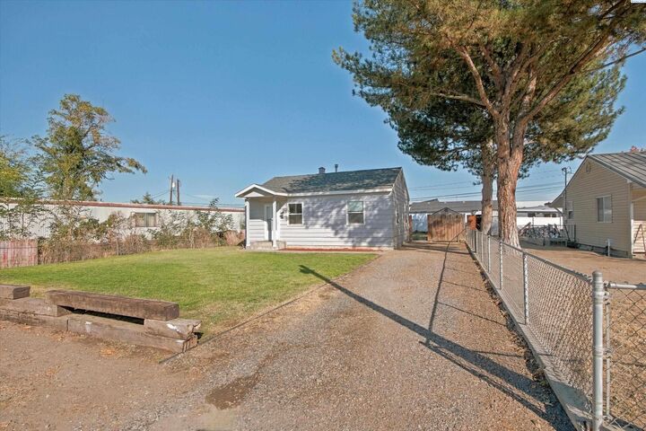 Property Photo:  146 Walnut Street  WA 99323 