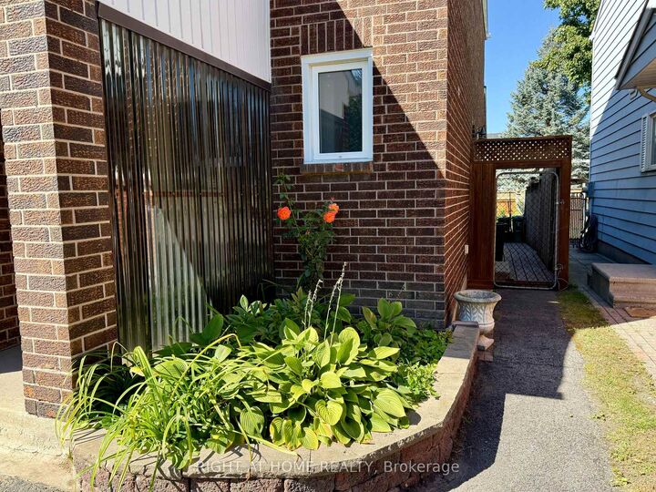 Property Photo:  43 Wessex Road  ON K2J 1X2 