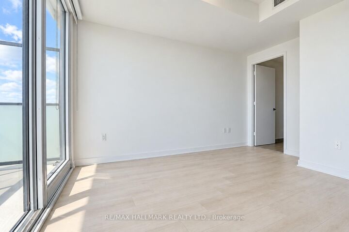 Property Photo:  3900 Confederation Parkway 5504  ON L5B 0M3 