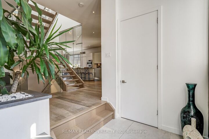 Property Photo:  87 Otonabee Avenue  ON M2M 2S7 