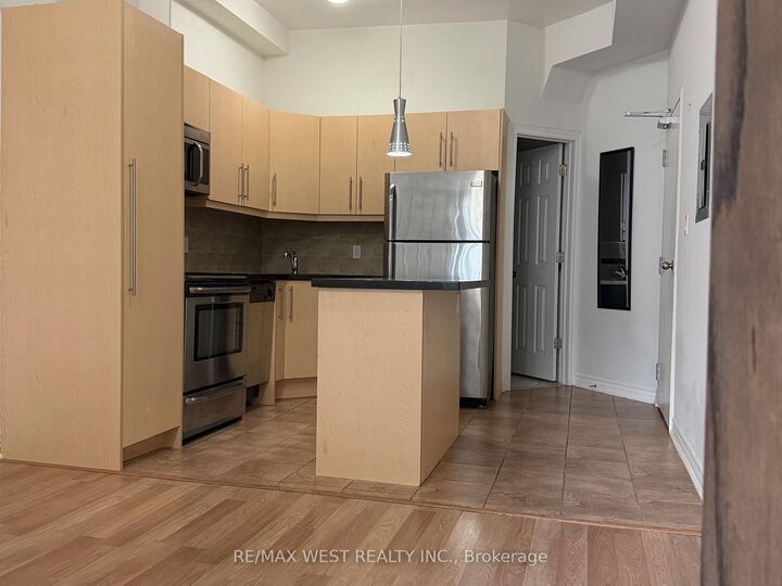 Property Photo:  1090A Bloor Street W Upper Unit  ON M6H 1M6 