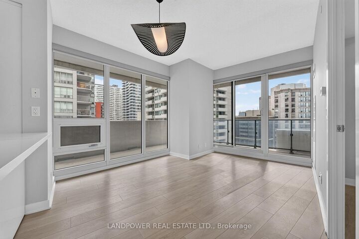 Property Photo:  2221 Yonge Street 803  ON M4S 0B8 