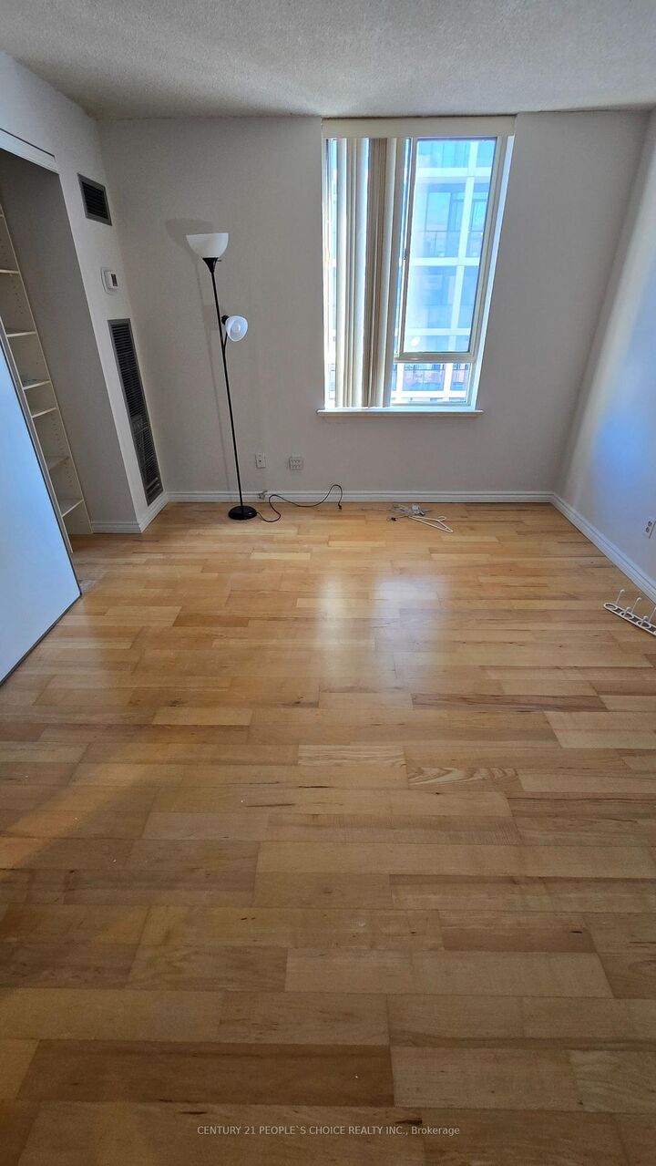 Property Photo:  633 Bay Street 2604  ON M5G 2G4 