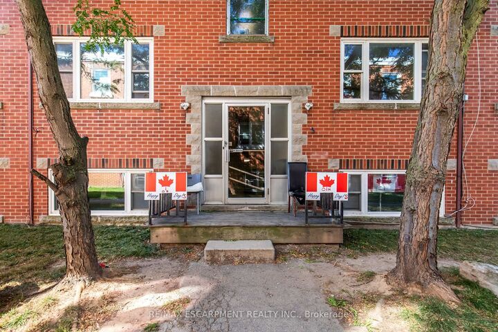 Property Photo:  3 Applewood Avenue 3  ON L8G 3S4 