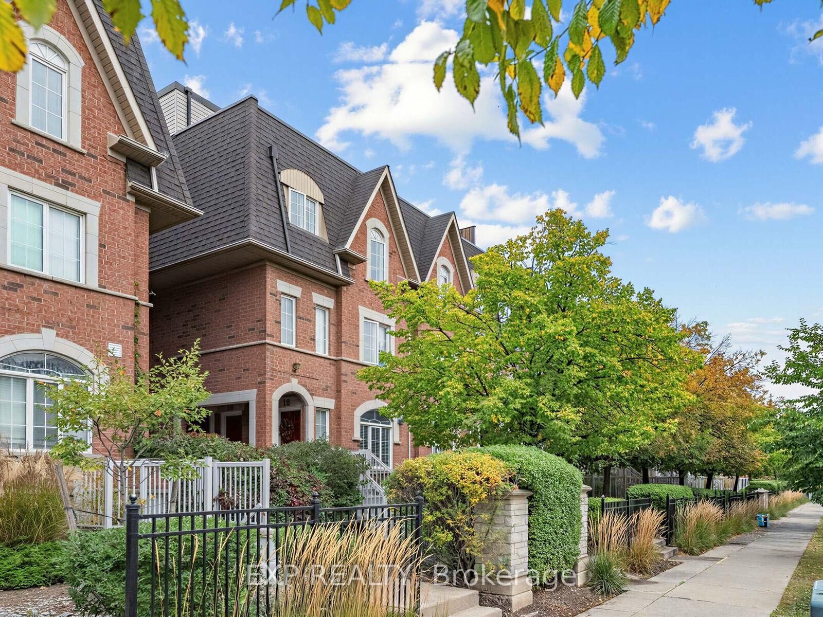 Property Photo:  615 Shoreline Drive 16  ON L5B 4K4 