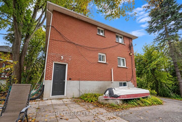 Property Photo:  138 Innisfil Street  ON L4N 3E7 