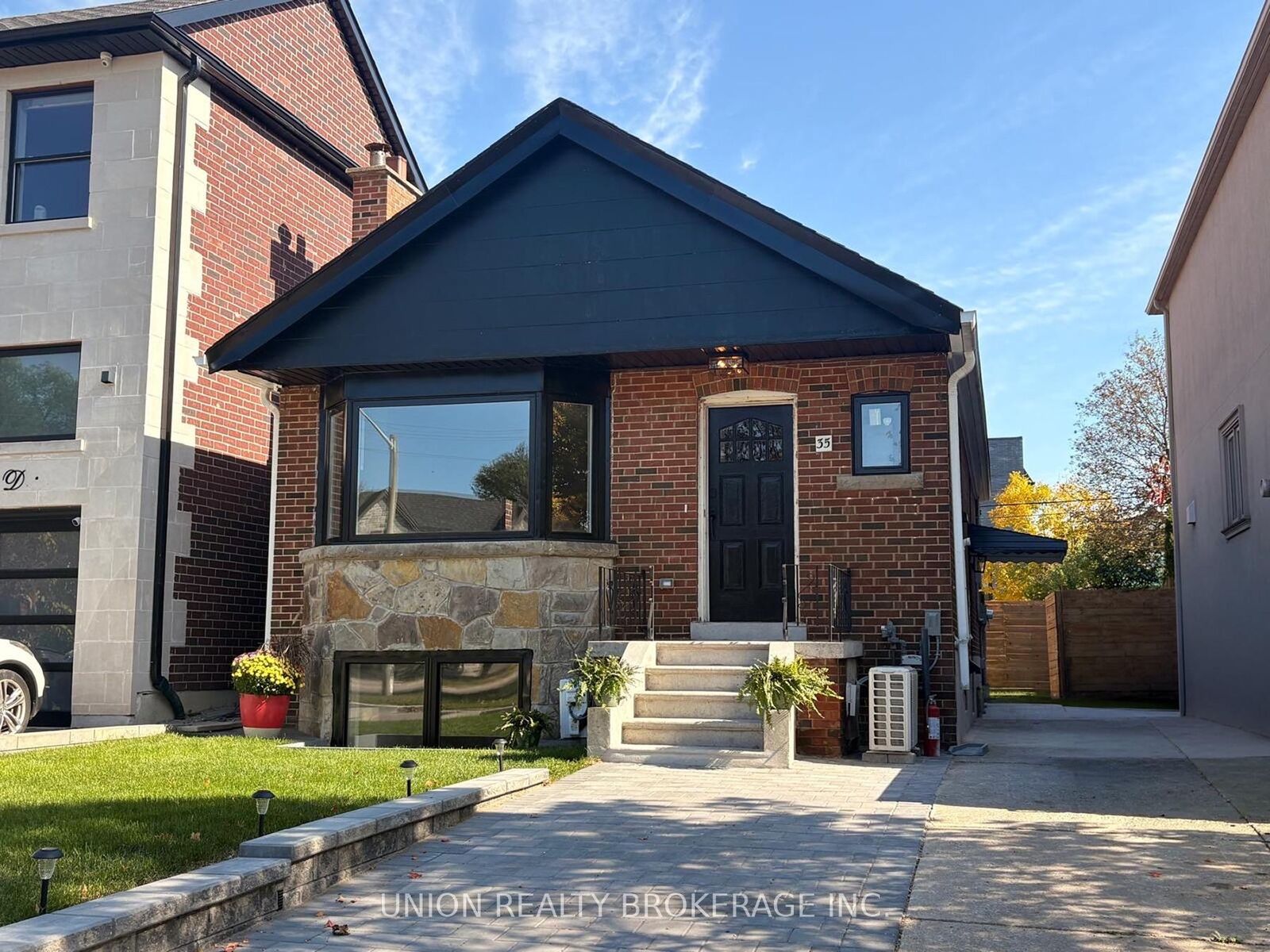 Property Photo: 35 Elmview Drive Main ON M1N 2W5