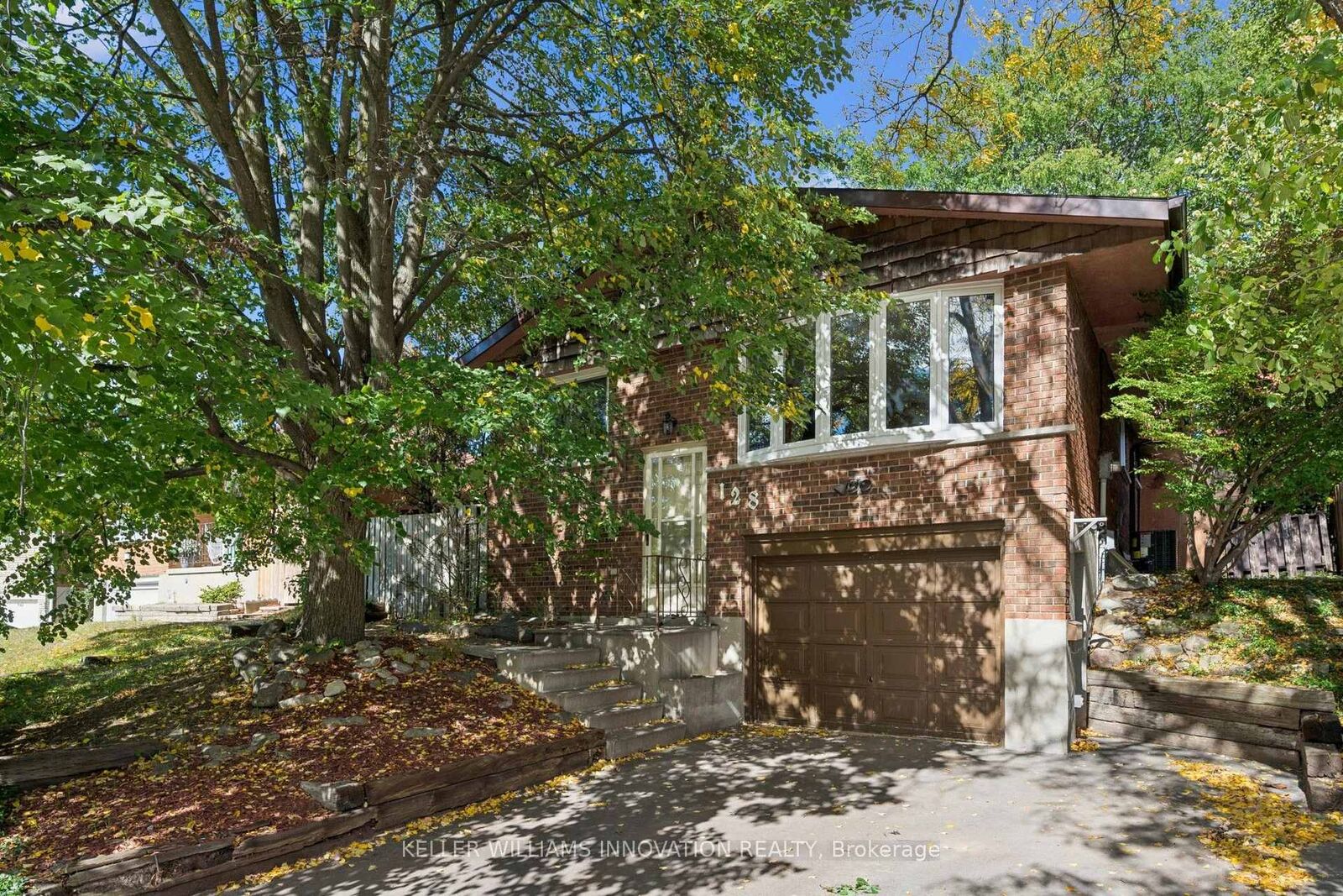 Property Photo:  128 Briar Knoll Drive  ON N2E 2B8 