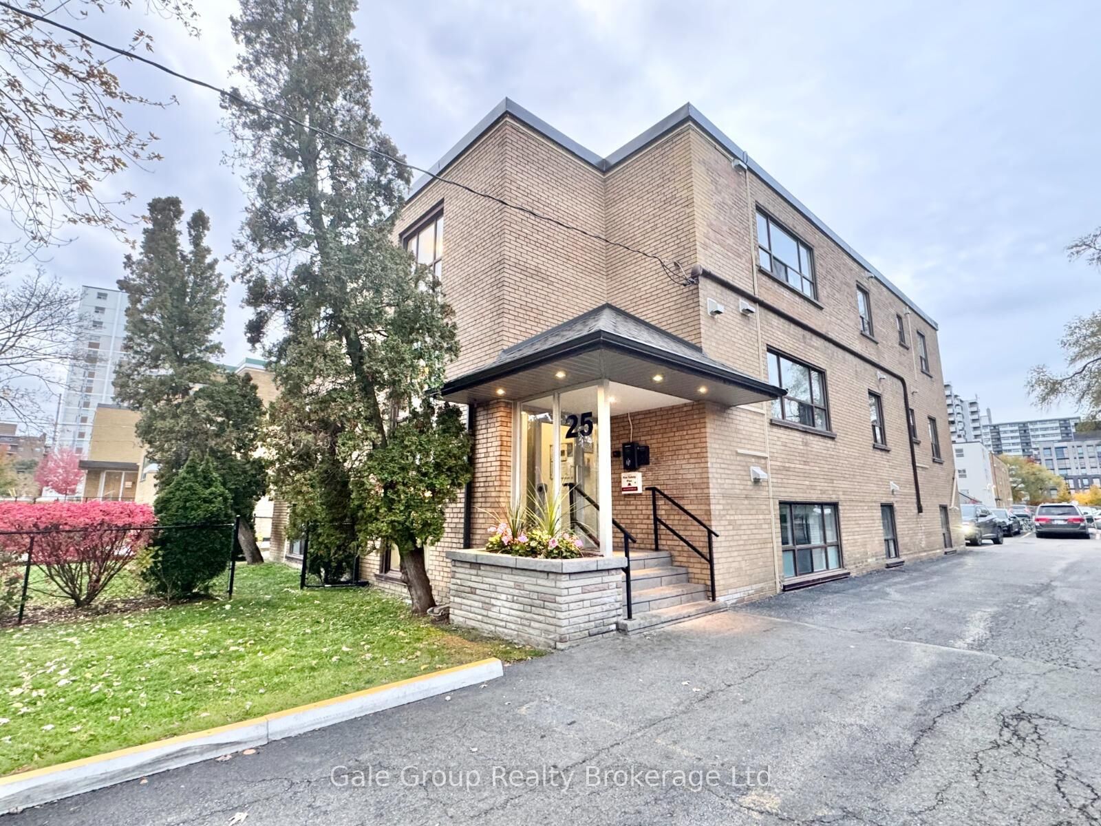 Property Photo:  25 Paisley Boulevard E Unit-6  ON L5A 1P3 