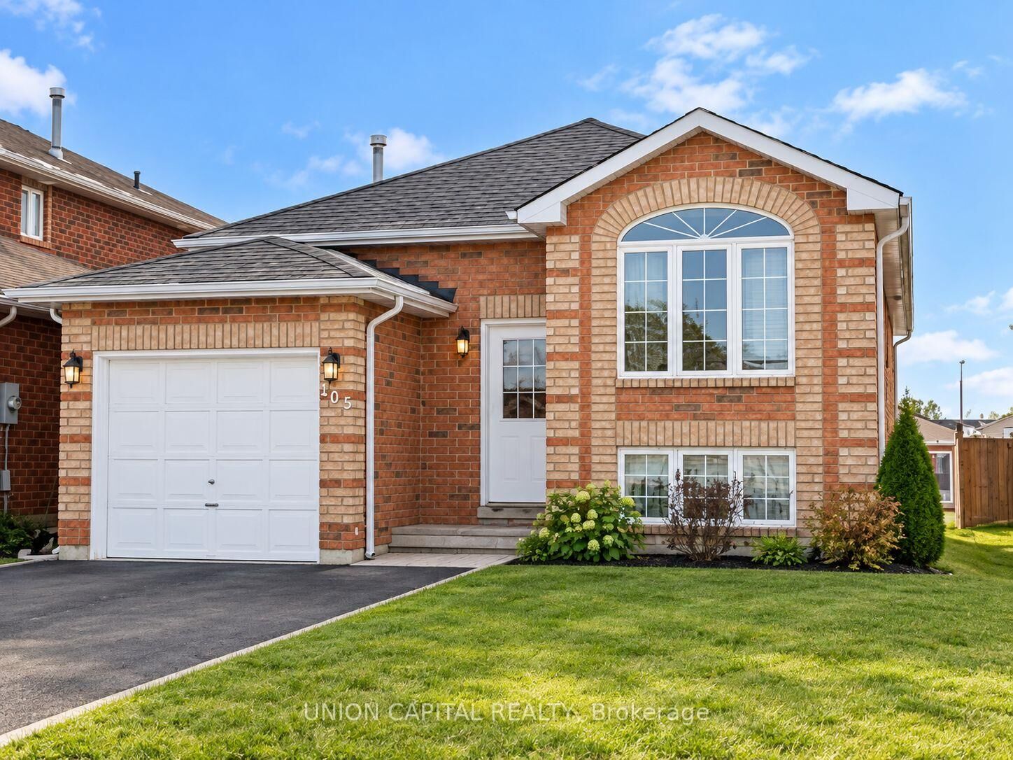 Property Photo:  205 Dunsmore Lane  ON L4M 6Z8 