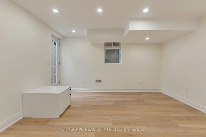 Property Photo:  5623 Longboat Avenue Bsmt  ON L5M 7E5 