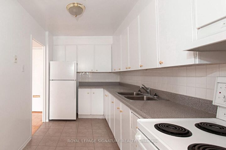 Property Photo:  525 Eglinton Avenue E 601  ON M4P 1N5 