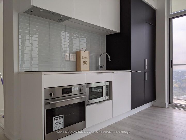 Property Photo:  33 Helendale Avenue 2312  ON M4R 0A4 