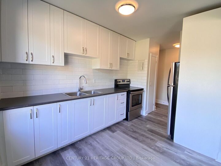 Property Photo:  174 Grove Street E 08  ON L4M 2P7 