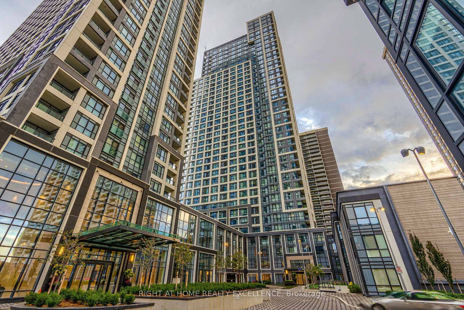 Property Photo:  9 Mabelle Avenue 2420  ON M9A 0E1 