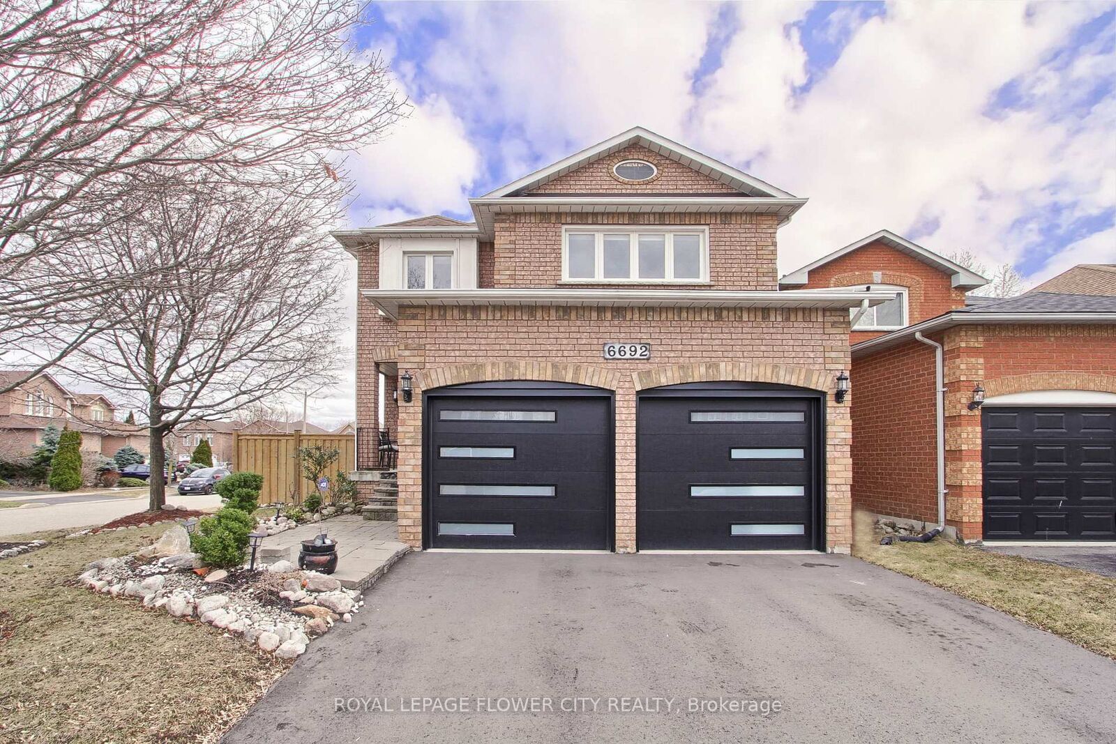 Property Photo:  6692 Meteor Court  ON L5N 7H9 