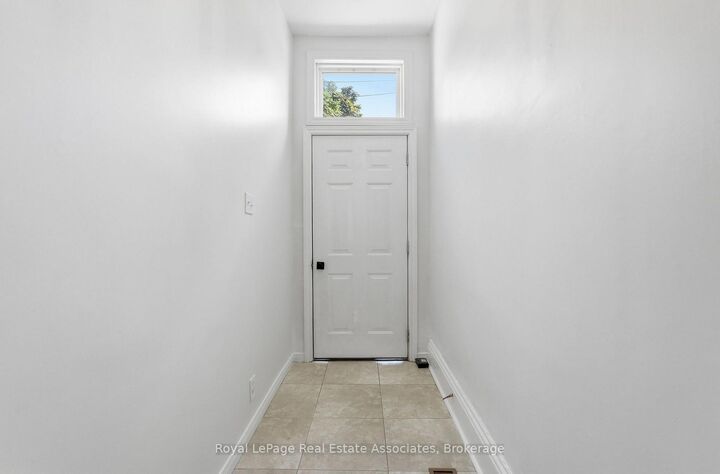 Property Photo:  51 Wellington Street N 2  ON L8R 1M9 