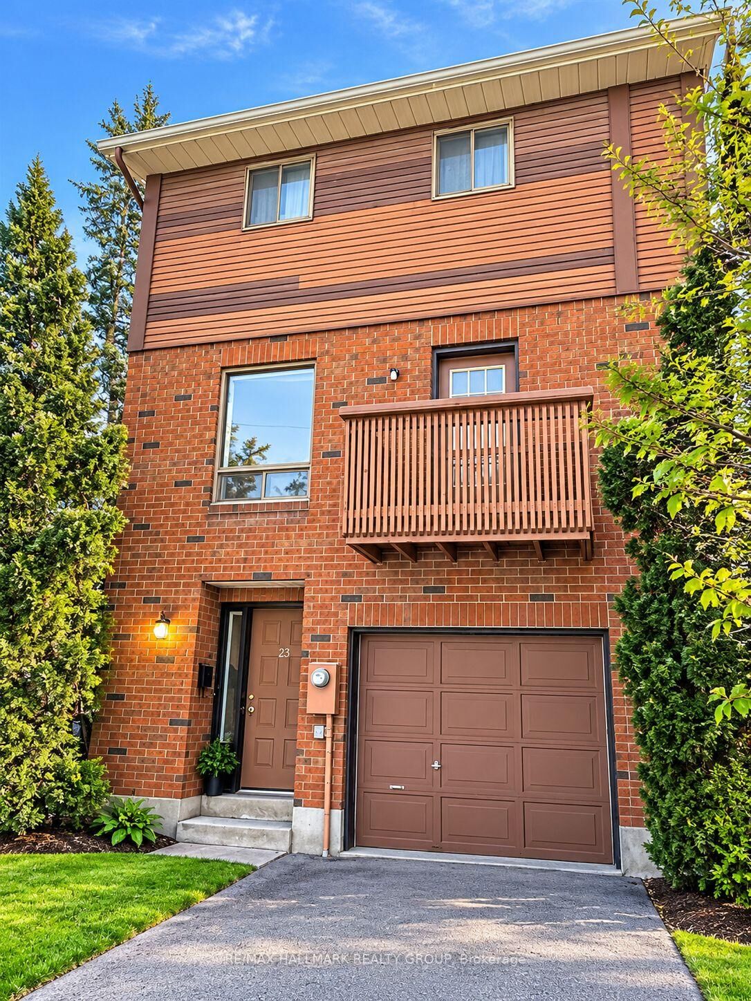 Property Photo:  23 Black Forest Lane  ON K2H 9E6 