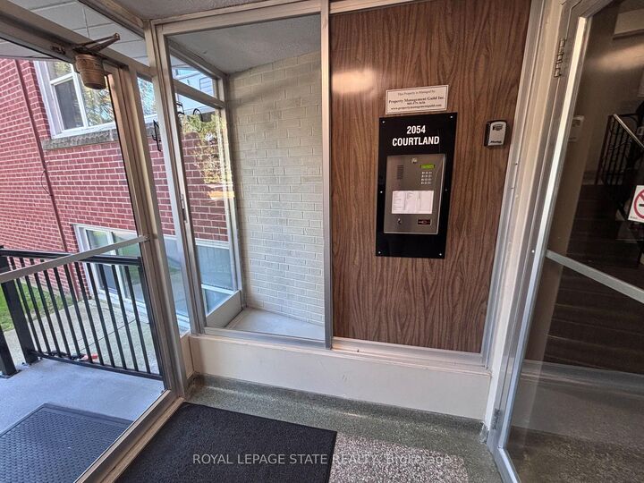 Property Photo:  2054 Courtland Drive 404  ON L7R 1R8 