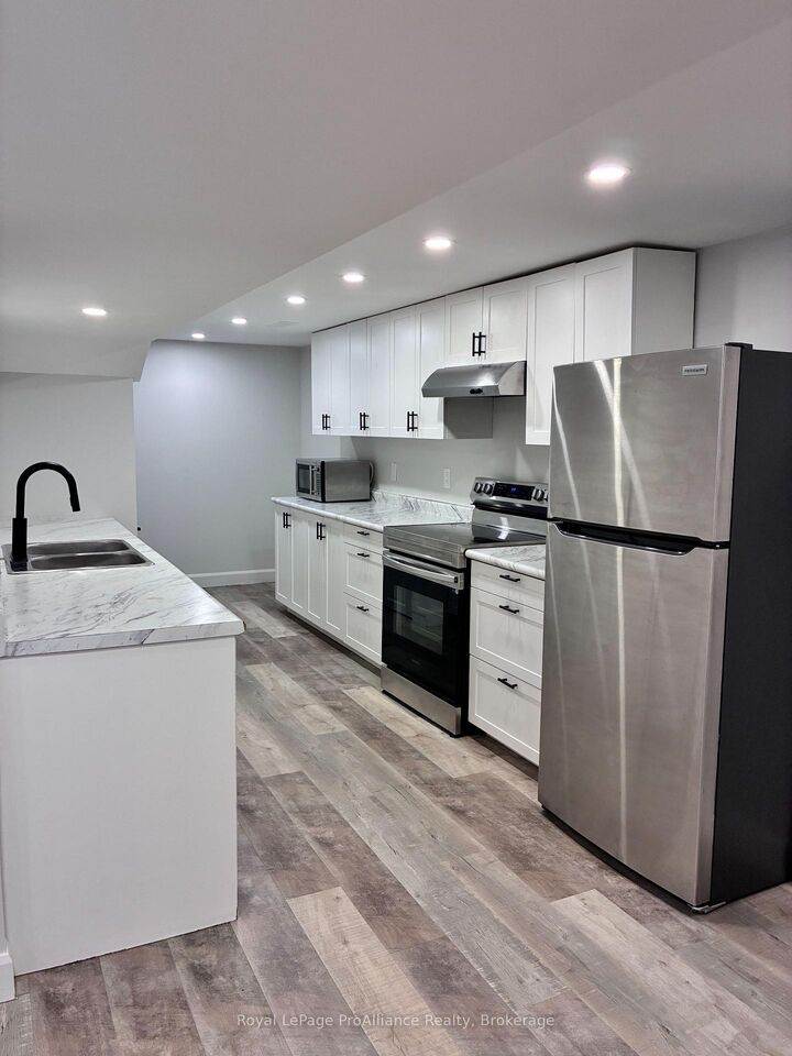 Property Photo:  44 North Park Gardens N/A B  ON K8P 2M3 