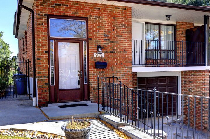 Property Photo:  912 Blairholm Avenue  ON L5C 1G4 