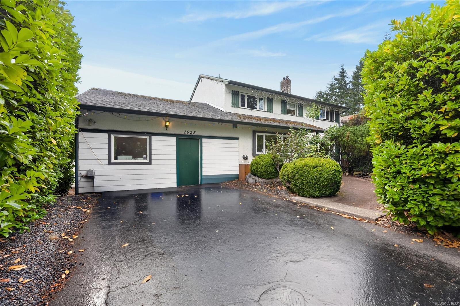 Property Photo:  2025 Forest Dr  BC V9S 2R6 