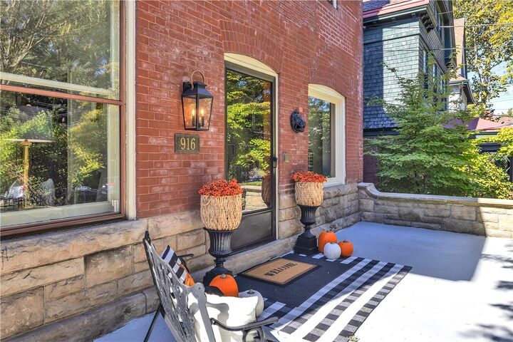 Property Photo:  916 College St  PA 15232 