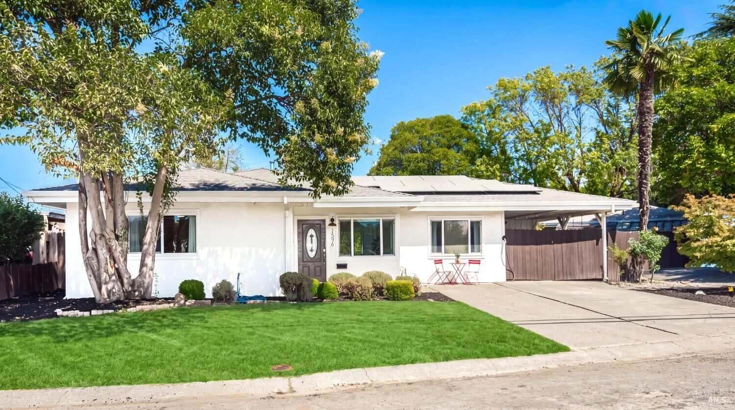 Property Photo:  