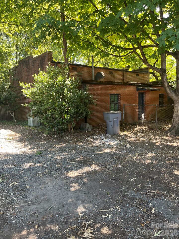 Property Photo:  510 Hawthorne Lane  NC 28204 