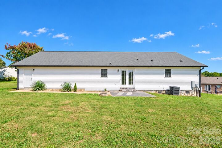 Property Photo: 1061 Isenhour Court NC 28650