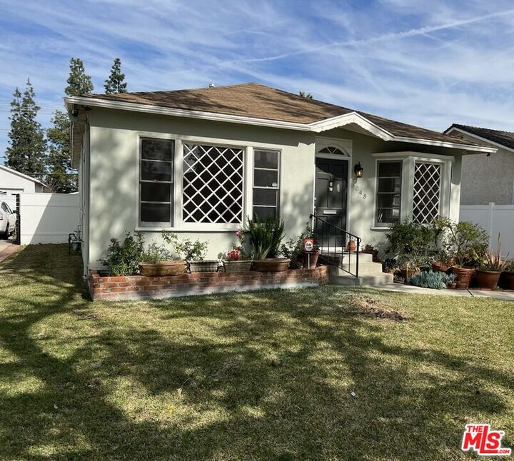 Property Photo:  5048 Enfield Ave  CA 91316 