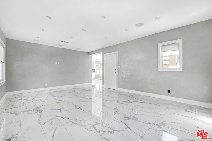 Property Photo:  842 S Wooster St  CA 90035 