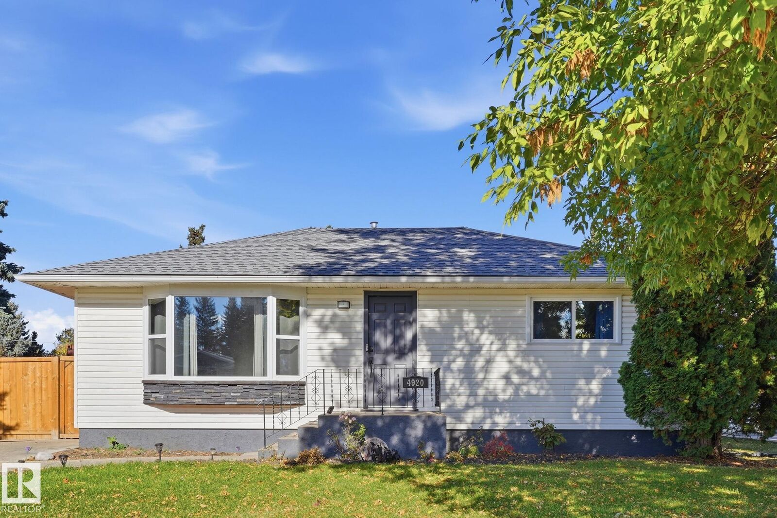 Property Photo: 4920 55 Avenue AB T0B 4N0